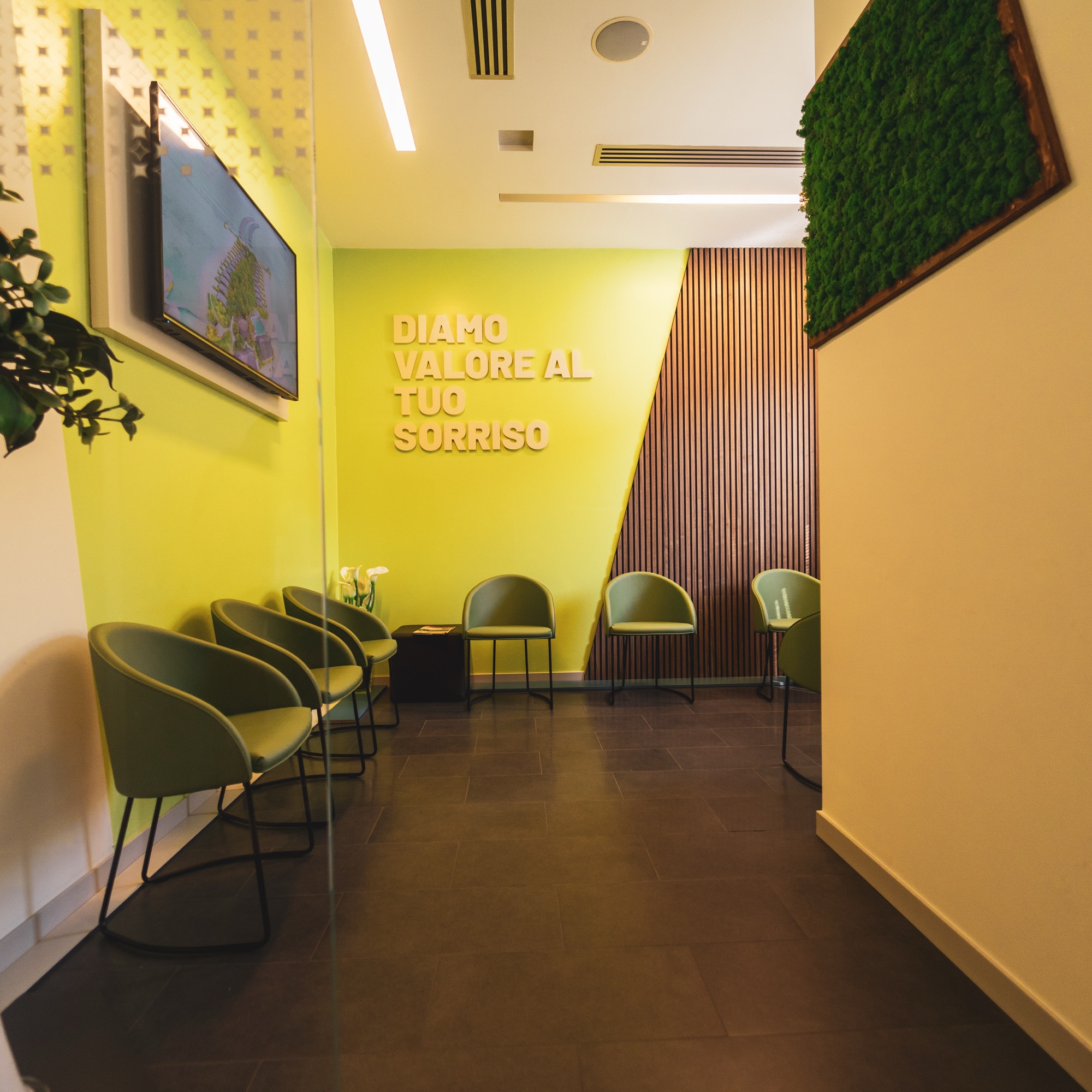 Sala d'attesa dello Studio Dentistico Ballerini con la scritta Diamo valore al tuo sorriso